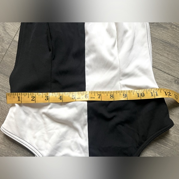 Volcom Simply Rib monochrome swimsuit size M - Picture 15 of 16